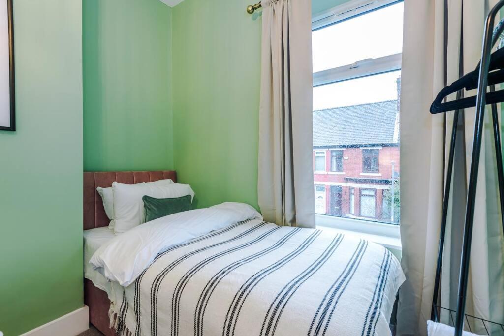 Villa 5 Bed Salford Sanctuary Retreat Manchester Exterior foto